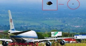 E con Obama appare anche l'UFO all'aeroporto